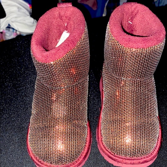 UGG SHORT BOOTS SHERPA LINED GIRLS SIZE 11 MAROON WITH SEQUINS  EUC VERY CLEAN - Picture 1 of 14